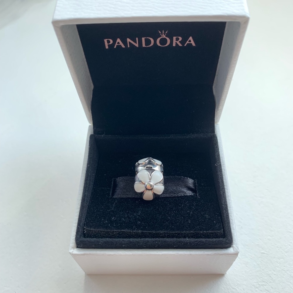 Pandora daisy clip